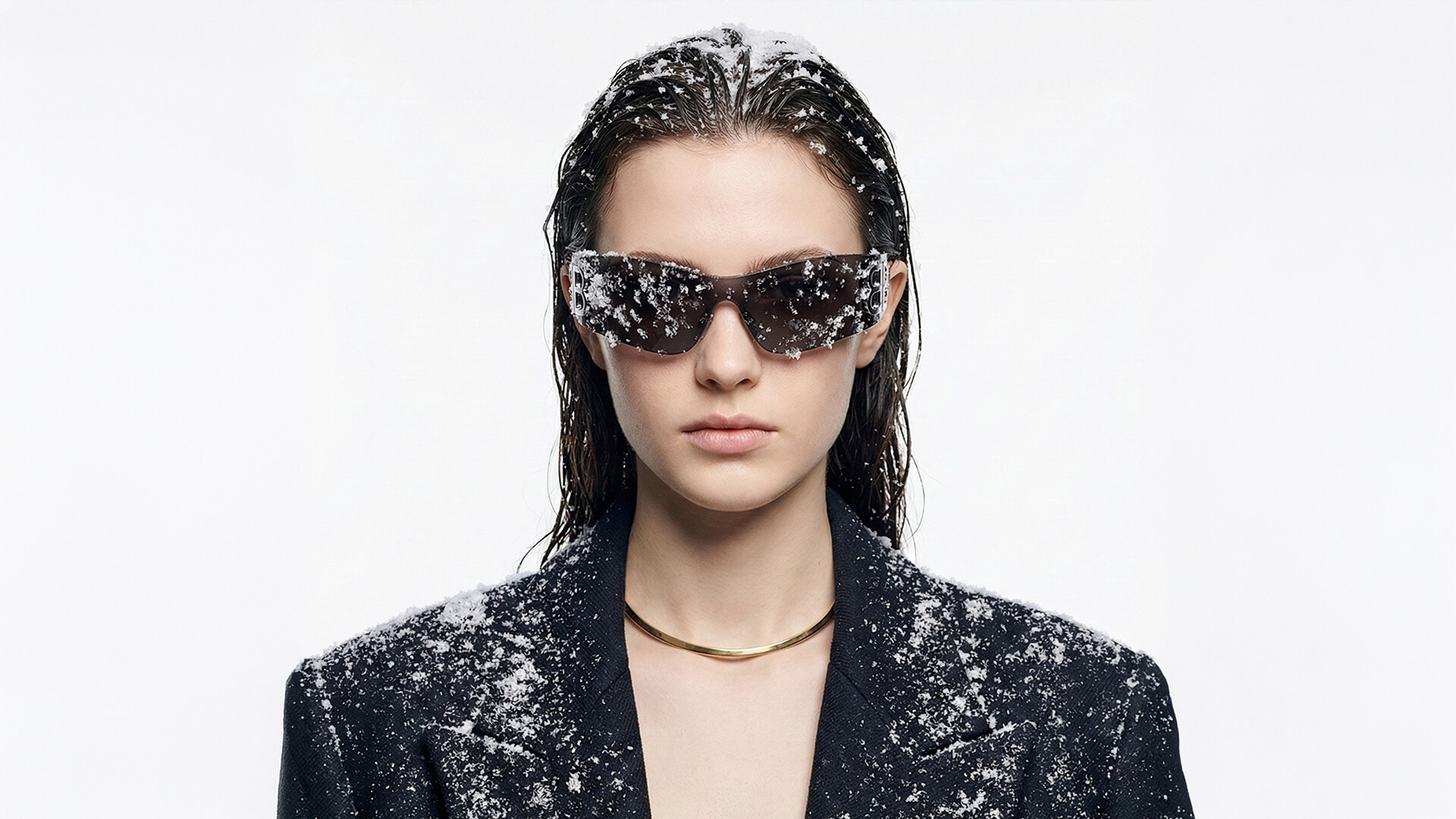 Frozen Reflections: Avant-Garde Eyewear in Winter Elements
